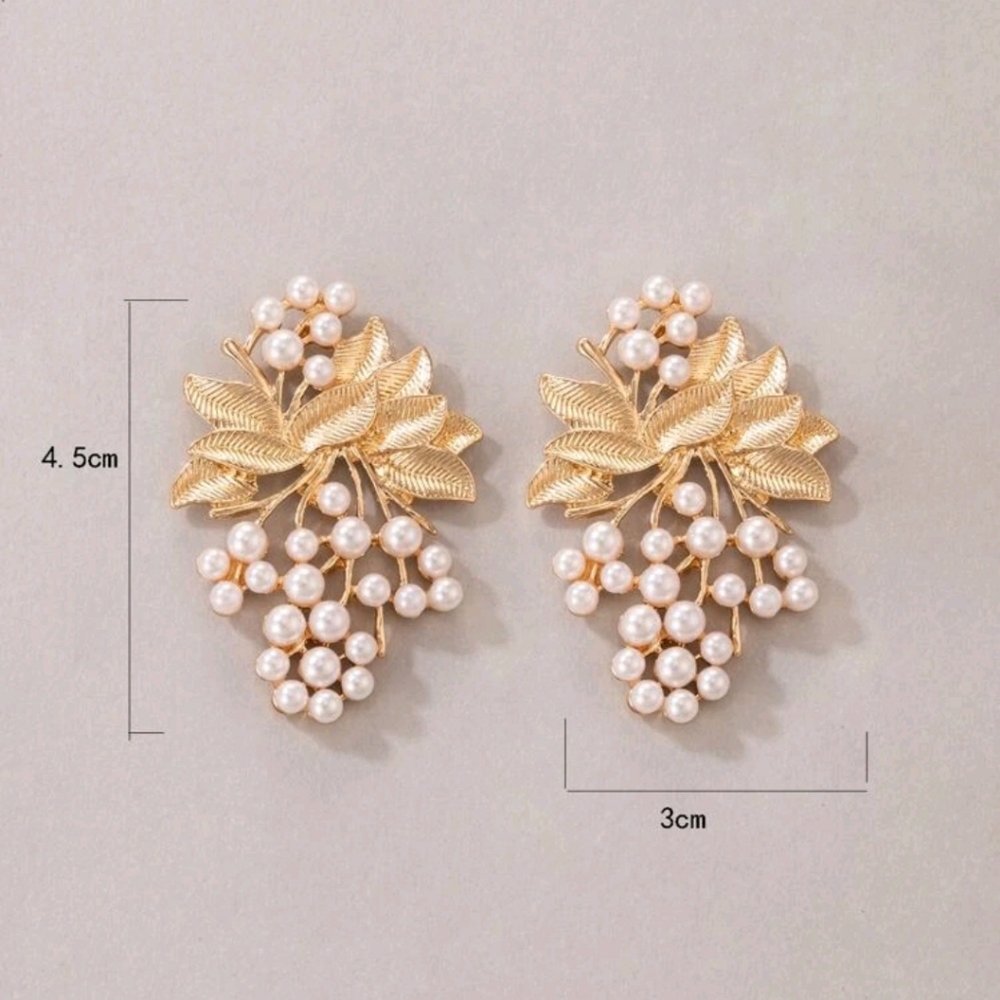 Faux pearl leaf decor earring. - Picture 3 of 4